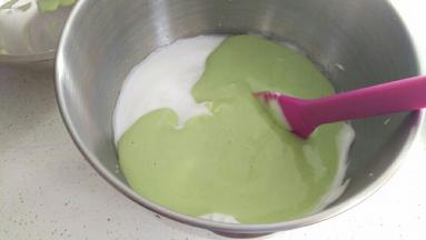 搅拌均匀后倒回去剩下的蛋白泡中，搅拌均匀，注意搅拌手法。