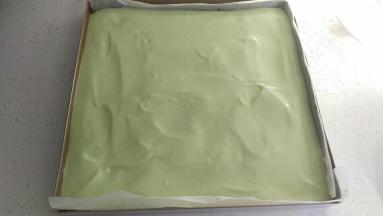 搅拌后，倒入27*27的盘中，从10-15cm高处震1-2下，震出大气泡。