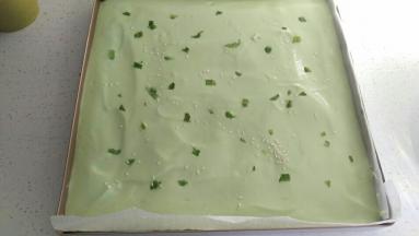 撒上葱和芝麻。放入烤箱20~22分钟。看表面上色就可以拿出来咯。