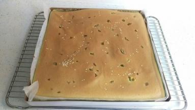 拿出来后放在烤架上面冷却1-2分钟后反过来，撕掉油纸，再反过来，正面向上。正面盖一个油纸。等1-2分钟。