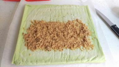 再放入沙拉酱和肉松，再卷起来，注意手法。