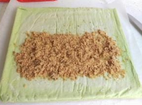 再放入沙拉酱和肉松，再卷起来，注意手法。