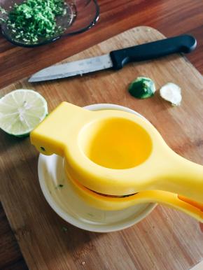 用擦丝刀取柠檬的青皮，不要取到白色部分，否则易味苦。再将柠檬汁榨出，备用。