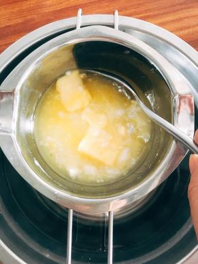 砂糖、黄油和柠檬汁混合好，并隔水融化。