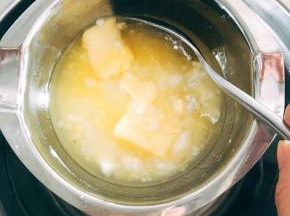 砂糖、黄油和柠檬汁混合好，并隔水融化。