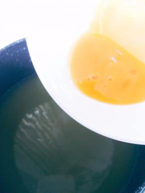 融化好后，加入到小奶锅中，小火加热。少量多次地将打散的鸡蛋黄加入，需要不断搅拌以免结块。