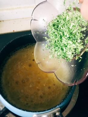 加入柠檬皮碎，继续小火加热。