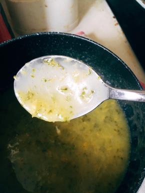 一直均匀搅拌，直至黏稠度合适。