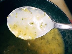 一直均匀搅拌，直至黏稠度合适。