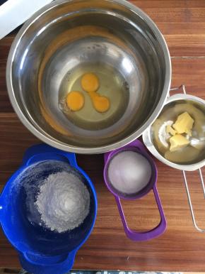 称量好做香草海绵蛋糕的材料。