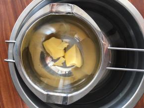 黄油隔热水融化。