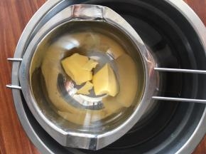黄油隔热水融化。