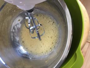 将鸡蛋打散，砂糖一次性加入。打蛋盆座50度热水，使用电动打蛋器全程1档低速打发。