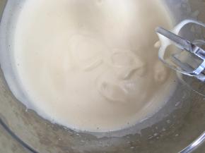 用打蛋头写个“8”字，不消失，则全蛋打发好。