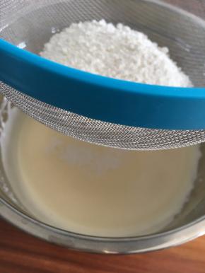 筛入低筋面粉。