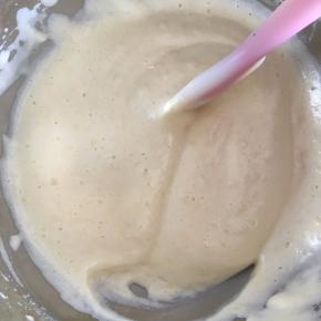 用硅胶拌刀成“J”字型翻拌，至无干粉即可。