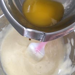 加入香草滴露，和融化的黄油。翻拌至看不到黄油的痕迹，即可。