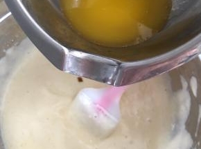 加入香草滴露，和融化的黄油。翻拌至看不到黄油的痕迹，即可。