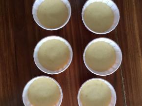 将蛋糕糊分装至6个纸杯中。约8分满。烤箱预热到170度。