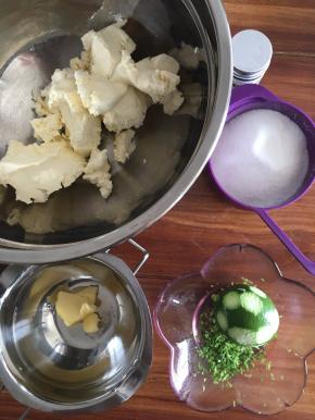 此时，制作奶油奶酪酱。称量好所有的材料，奶油奶酪室温软化，黄油隔水融化。