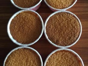 170度烤25分钟，蛋糕体刚好长到杯口最佳。拿出放凉备用。