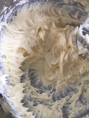 将砂糖一次性加入到奶油奶酪中，用电动打蛋器搅打至顺滑，无颗粒状态。