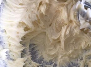 将砂糖一次性加入到奶油奶酪中，用电动打蛋器搅打至顺滑，无颗粒状态。