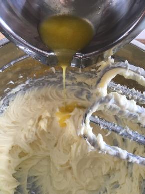 加入黄油，香草滴露和柠檬皮碎，搅打均匀即可。