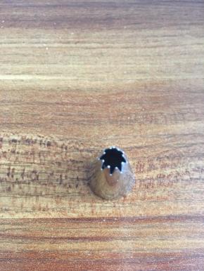 奶油奶酪酱装入裱花袋，使用如图所示的裱花嘴。