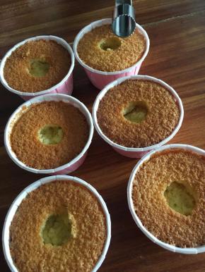 将海绵蛋糕体中部用打孔器弄出小孔。