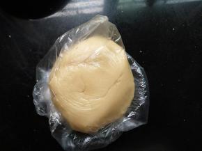 揉成团；装入保鲜袋，静置2个小时