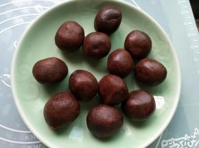 把豆沙称出35克一个，共12个
