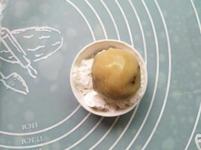 放玉米淀粉里滚下，抖去多余的淀粉