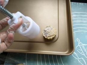 模具放烤盘上；用力一压，提起模具