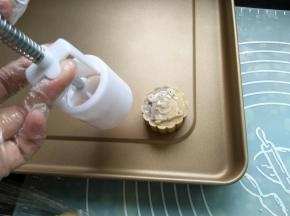 模具放烤盘上；用力一压，提起模具