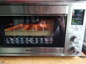 烤箱中下层，上火190℃下火160℃预热
5分钟，烤5分钟定型