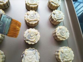 表面轻轻的刷一层薄薄的蛋液，毛刷蘸蛋液，然后在碗边逼掉多余的蛋液；放回烤箱改中层烤，上火160℃下火130℃烤15分钟