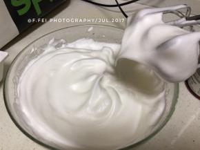 打发到干性偏湿性的状态，拉起打蛋头有一个小小弯钩的直立尖角。这个状态是根据蛋黄糊的状态来决定的。