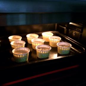 入预热好的烤箱中层，上下火，180度20分钟。