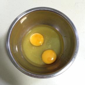 加入鸡蛋，尽量挑大的鸡蛋。