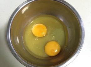 加入鸡蛋，尽量挑大的鸡蛋。