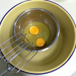 准备个大盆，在盆内加入适量的热水，把盛有细砂糖、蜜蜂和鸡蛋的打蛋盆放入。