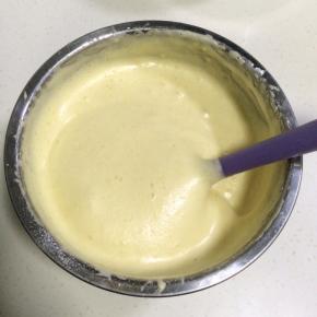 用橡皮刮刀以从底部向上翻拌的形式，将面粉和蛋糊彻底拌匀，记得不要打圈搅拌，否则容易消泡，将第一次的面糊拌匀以后，再筛入第二次面粉。