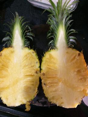 先把菠萝对半切开