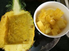 挖出中间的菠萝果肉，果肉用淡盐水泡10分钟
