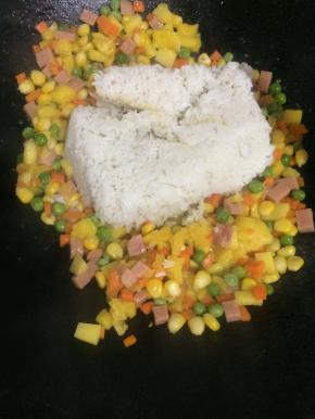 热锅下油把食材炒干水分后放入白米饭