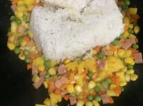 热锅下油把食材炒干水分后放入白米饭