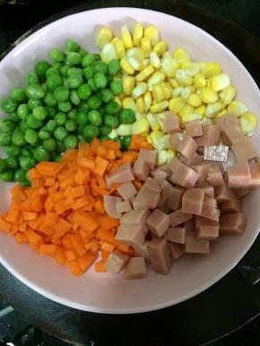 所有材料切丁，菠萝果肉从淡盐水里捞出切丁