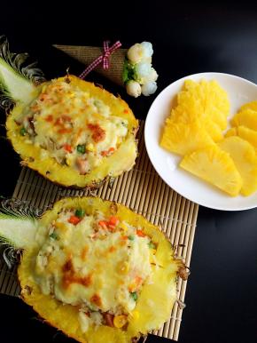 用了半个果肉炒饭，剩下半个切开当水果吃