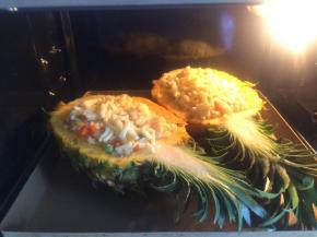 撒上马苏里拉奶酪，放入预热好的烤箱上下火180度烤15分钟，芝士熔化了就可以了